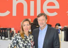 Lucía Corbetto, que vende plantas de arándanos en Chile, con Andrés Armstrong, Presidente del Comité de Arándanos de Chile de Asoex.
